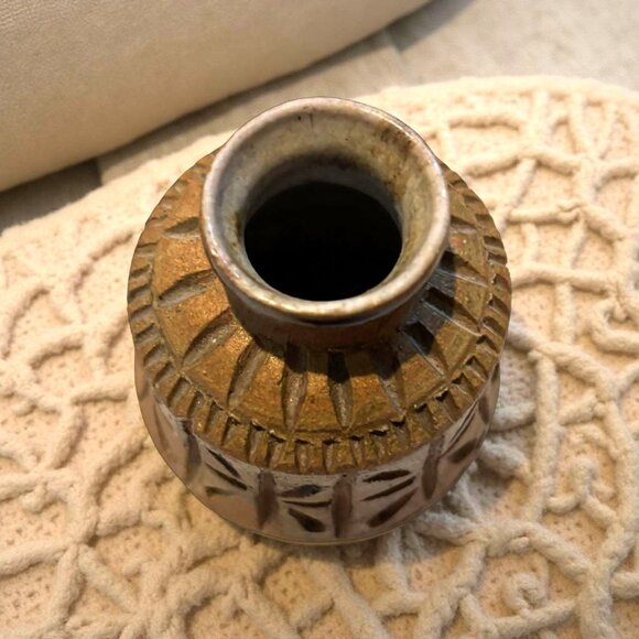 Vintage Canadian Studio Pottery Vase – Handcrafted Textured Brown Glaze, 3.5" x - Picture 2 of 7